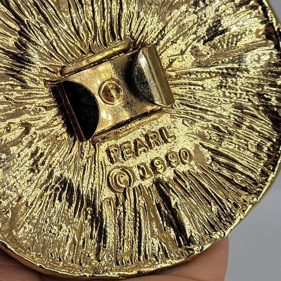 Vintage Signed PEARL 1990  Belt Buckle Round Gold Metal  Enamel - Picture 3 of 9